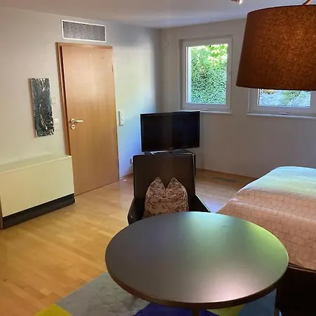 Schoene Einliegerwohnung Mit Freisitz. Ideal Fuer Geschaeftsleute Und Reisende Apartament *